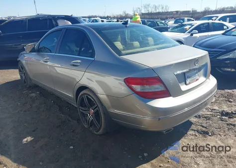 2009 Mercedes-Benz C 300 Luxury/Sport z USA, uszkodzony, nr VIN WDDGF54X09F227402